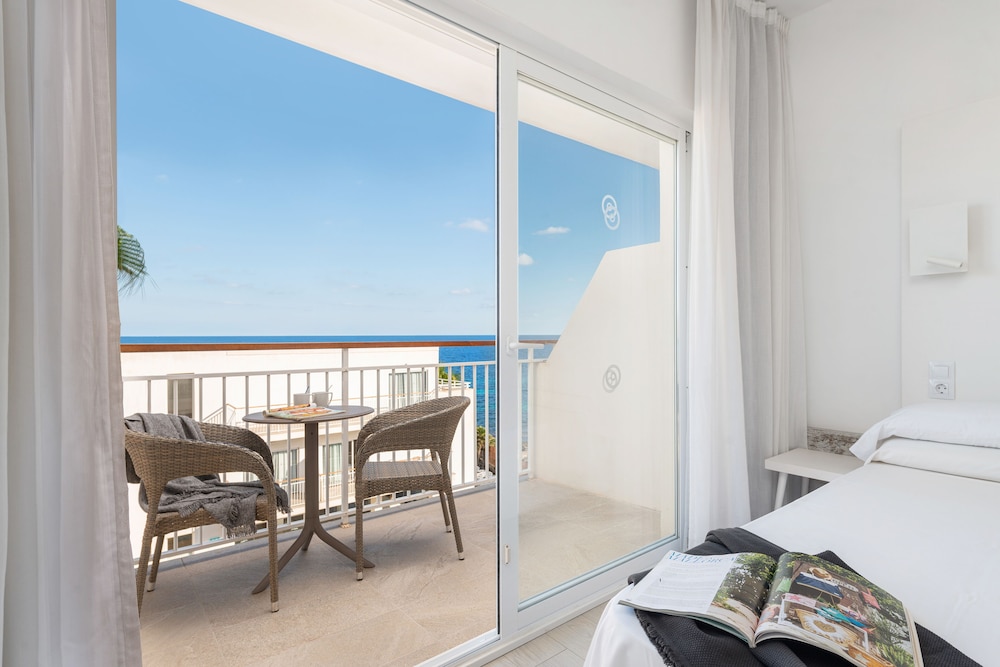Hotel Atolon & Kaafu Beach Club — Hotel rooms in Cala Bona, Balearic Islands