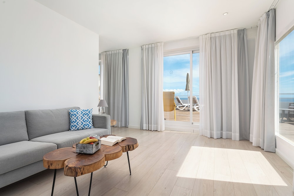 Hotel Atolon & Kaafu Beach Club — Hotel rooms in Cala Bona, Balearic Islands