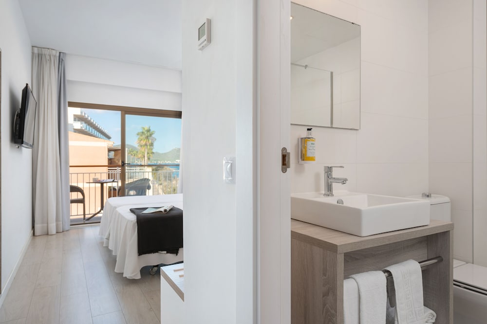Hotel Atolon & Kaafu Beach Club — Hotel rooms in Cala Bona, Balearic Islands