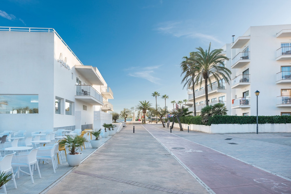 Hotel Atolon & Kaafu Beach Club — Hotel building in Cala Bona, Balearic Islands