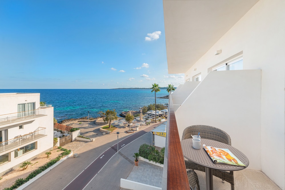 Hotel Atolon & Kaafu Beach Club — Hotel building in Cala Bona, Balearic Islands