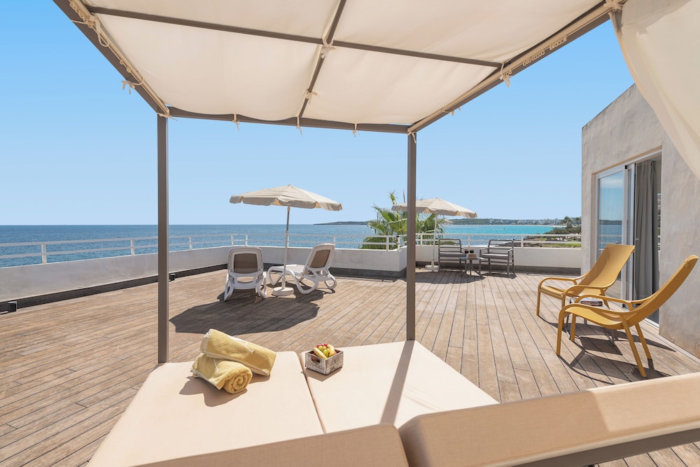 Hotel Atolon & Kaafu Beach Club — Beach in Cala Bona, Balearic Islands