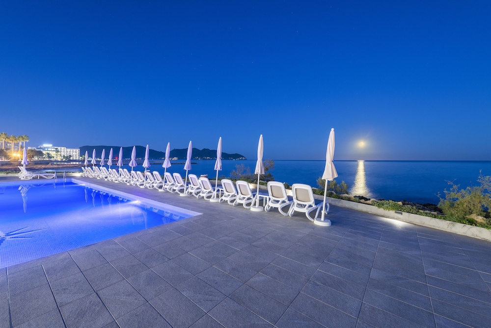 Hotel Atolon & Kaafu Beach Club — Swimming pool in Cala Bona, Balearic Islands