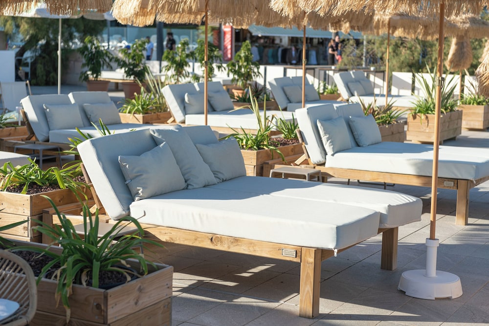 Hotel Atolon & Kaafu Beach Club — Beach in Cala Bona, Balearic Islands