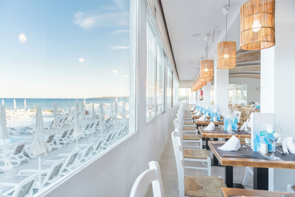 Hotel Atolon & Kaafu Beach Club — Restaurant & bars in Cala Bona, Balearic Islands