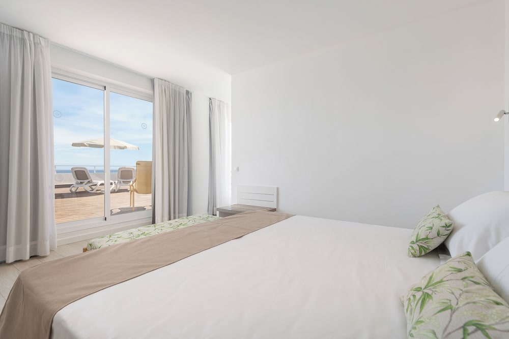 Hotel Atolon & Kaafu Beach Club — Hotel rooms in Cala Bona, Balearic Islands