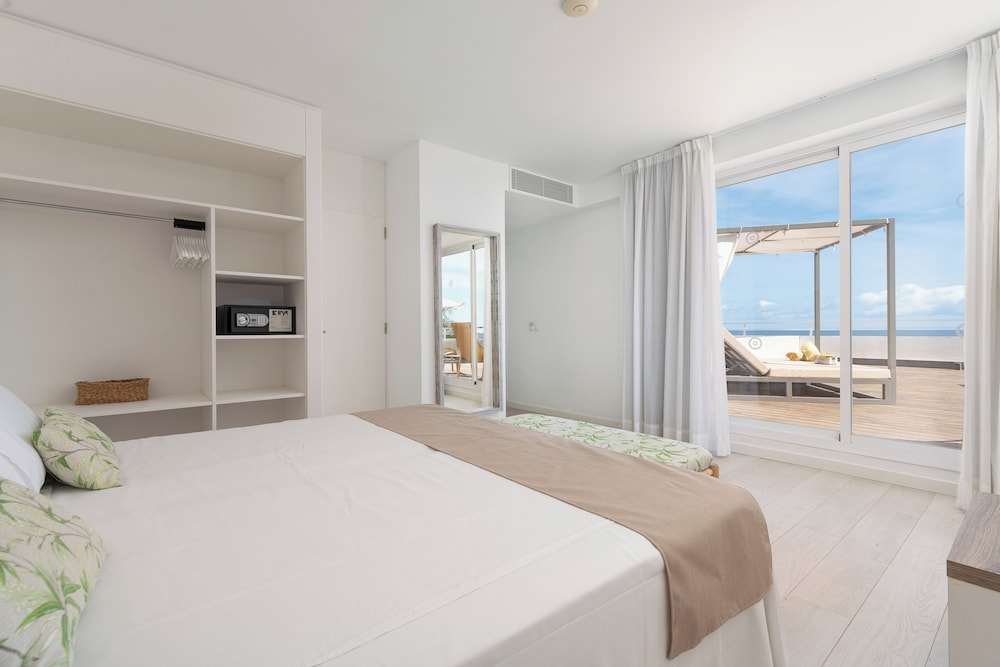 Hotel Atolon & Kaafu Beach Club — Hotel rooms in Cala Bona, Balearic Islands