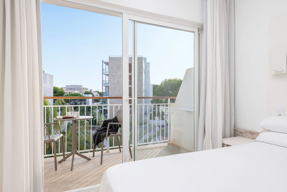 Hotel Atolon & Kaafu Beach Club — Hotel rooms in Cala Bona, Balearic Islands