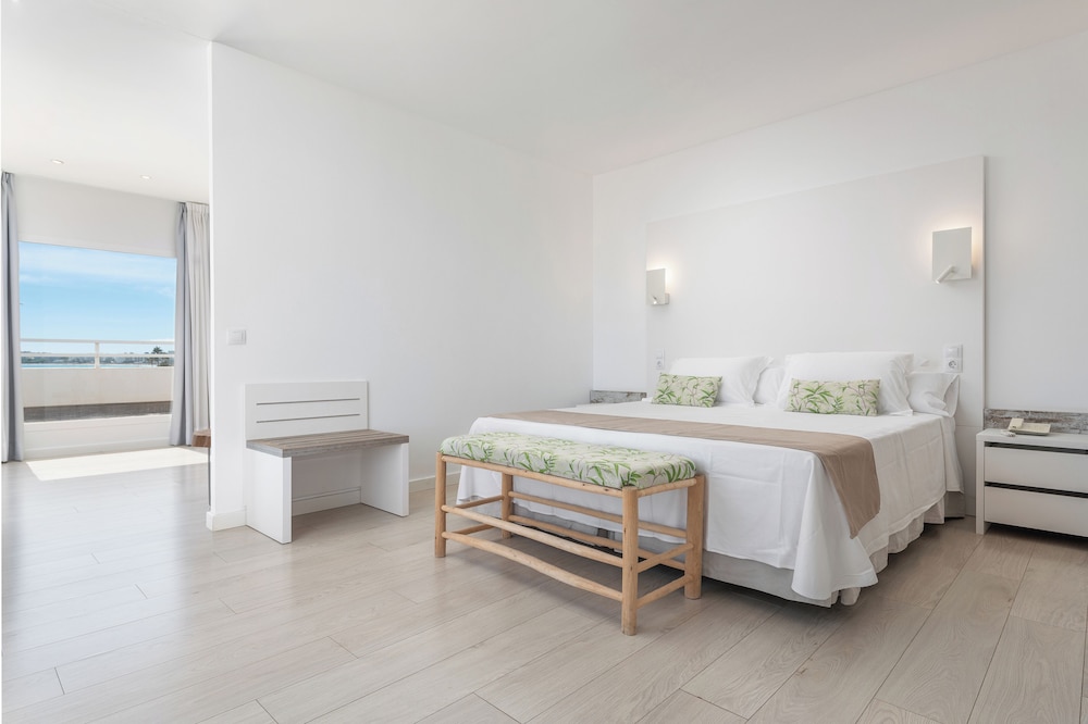 Hotel Atolon & Kaafu Beach Club — Hotel rooms in Cala Bona, Balearic Islands