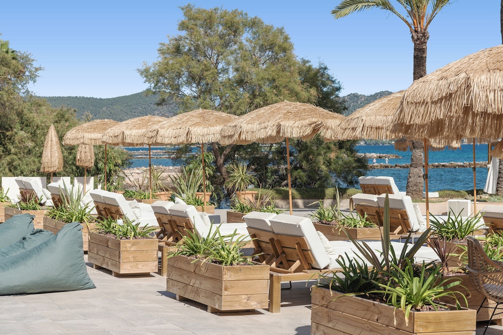 Hotel Atolon & Kaafu Beach Club — Beach in Cala Bona, Balearic Islands