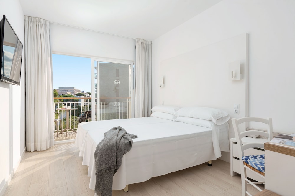 Hotel Atolon & Kaafu Beach Club — Hotel rooms in Cala Bona, Balearic Islands