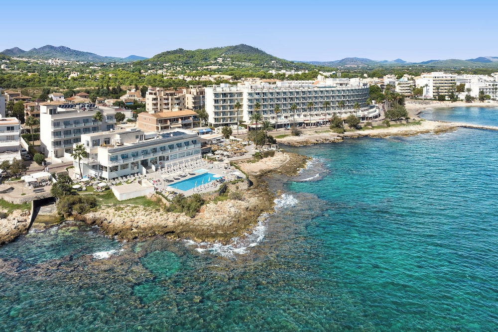 Hotel Atolon & Kaafu Beach Club — Hotel building in Cala Bona, Balearic Islands