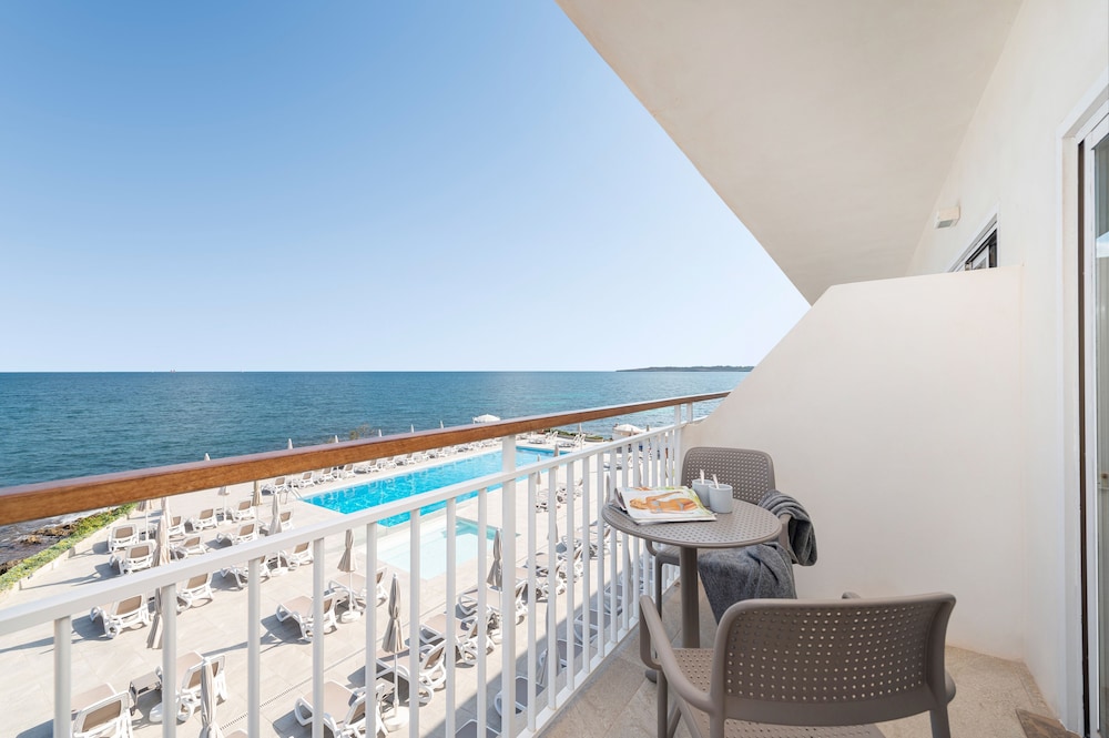 Hotel Atolon & Kaafu Beach Club — Swimming pool in Cala Bona, Balearic Islands