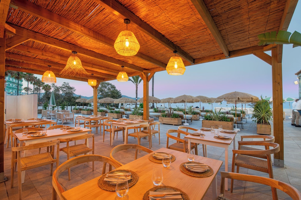 Hotel Atolon & Kaafu Beach Club — Restaurant & bars in Cala Bona, Balearic Islands