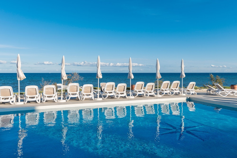 Hotel Atolon & Kaafu Beach Club — Swimming pool in Cala Bona, Balearic Islands