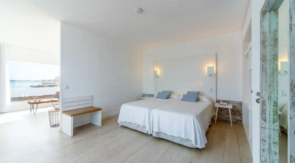 Hotel Atolon & Kaafu Beach Club — Hotel rooms in Cala Bona, Balearic Islands
