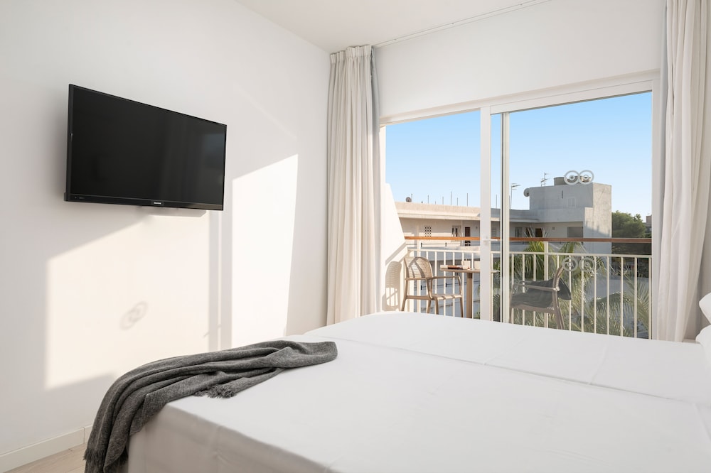 Hotel Atolon & Kaafu Beach Club — Hotel rooms in Cala Bona, Balearic Islands