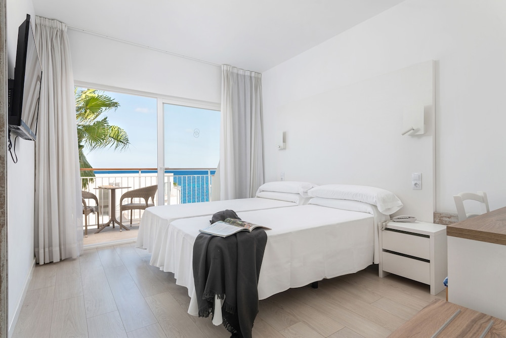 Hotel Atolon & Kaafu Beach Club — Hotel rooms in Cala Bona, Balearic Islands