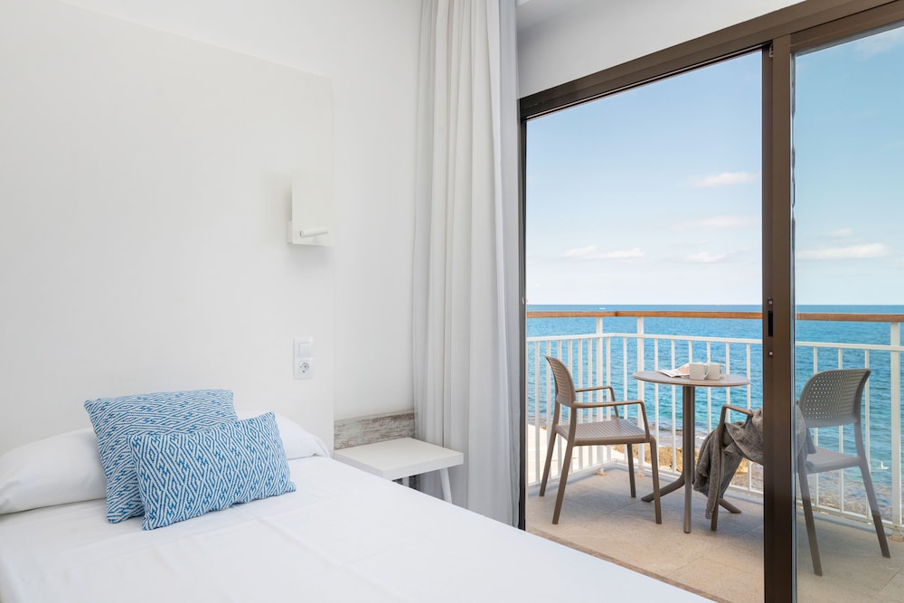 Hotel Atolon & Kaafu Beach Club — Hotel rooms in Cala Bona, Balearic Islands