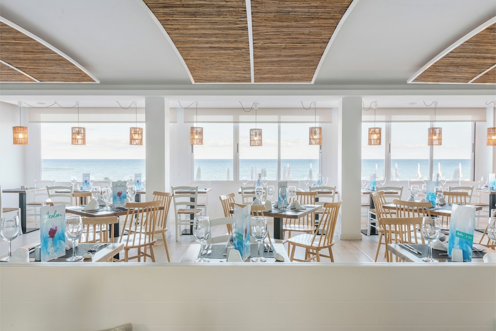 Hotel Atolon & Kaafu Beach Club — Restaurant & bars in Cala Bona, Balearic Islands
