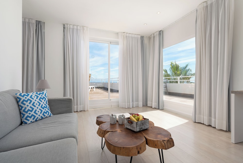 Hotel Atolon & Kaafu Beach Club — Hotel rooms in Cala Bona, Balearic Islands