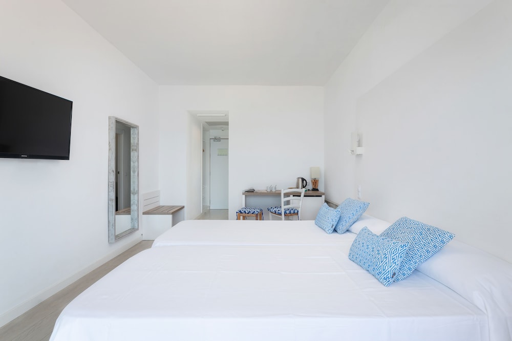 Hotel Atolon & Kaafu Beach Club — Hotel rooms in Cala Bona, Balearic Islands