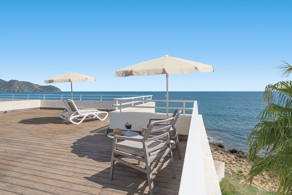 Hotel Atolon & Kaafu Beach Club — Beach in Cala Bona, Balearic Islands