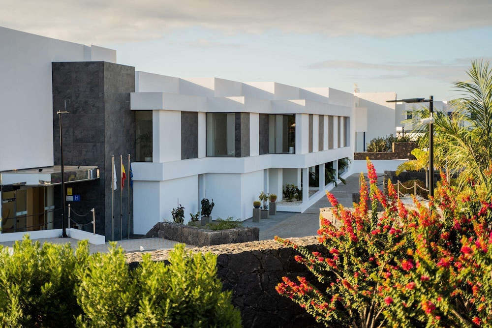 Royal Marina Suites Boutique Hotel — Hotel building in Puerto Calero, Canary Islands