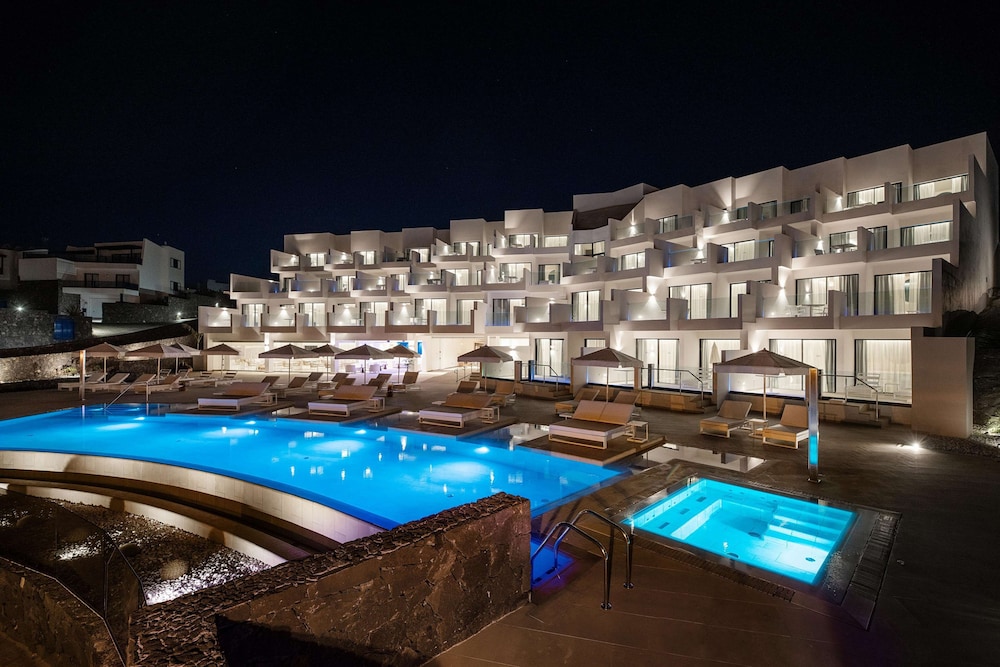 Royal Marina Suites Boutique Hotel — Hotel building in Puerto Calero, Canary Islands