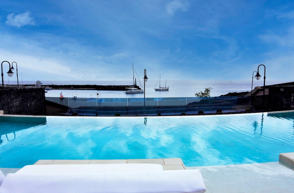 Royal Marina Suites Boutique Hotel — Swimming pool in Puerto Calero, Canary Islands