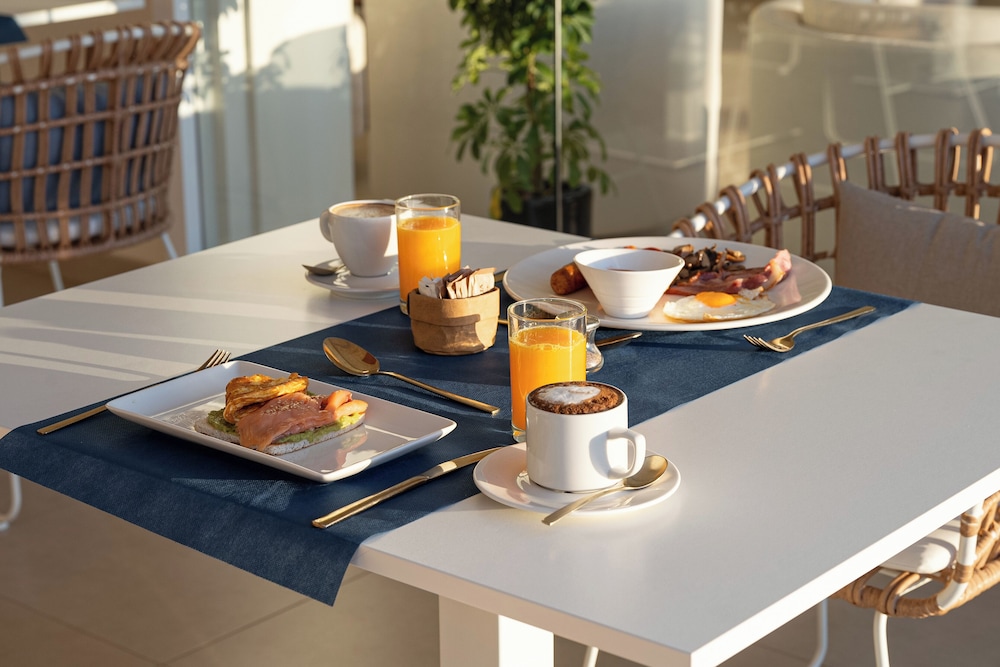 Royal Marina Suites Boutique Hotel — Restaurant & bars in Puerto Calero, Canary Islands