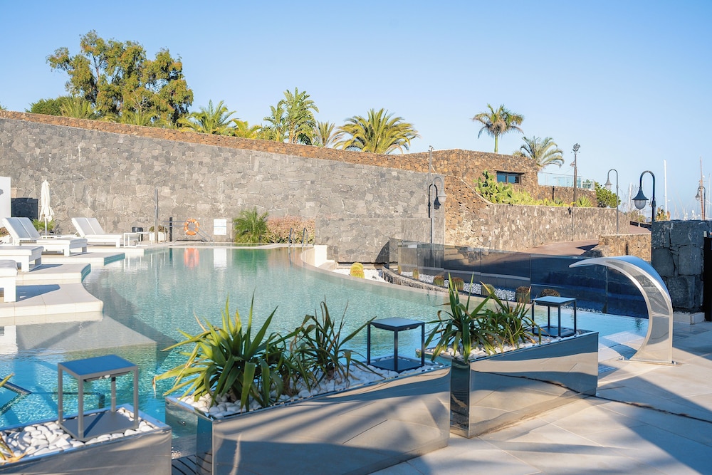 Royal Marina Suites Boutique Hotel — Swimming pool in Puerto Calero, Canary Islands