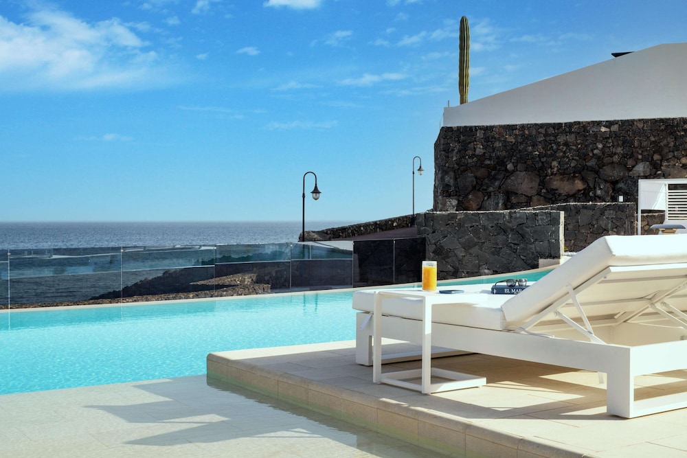 Royal Marina Suites Boutique Hotel — Swimming pool in Puerto Calero, Canary Islands