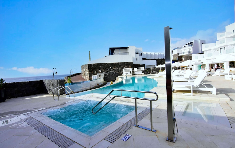 Royal Marina Suites Boutique Hotel — Swimming pool in Puerto Calero, Canary Islands