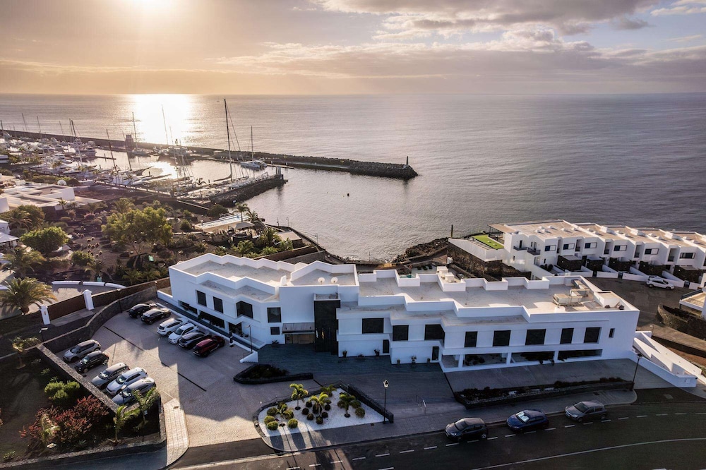 Royal Marina Suites Boutique Hotel — Hotel building in Puerto Calero, Canary Islands