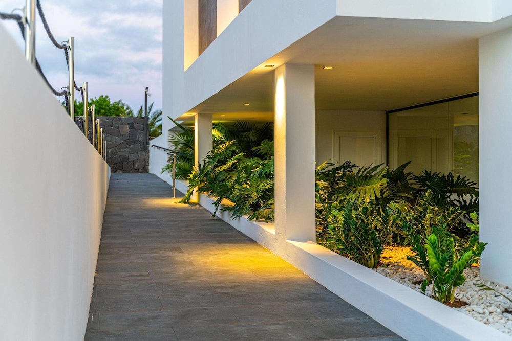 Royal Marina Suites Boutique Hotel — Hotel building in Puerto Calero, Canary Islands