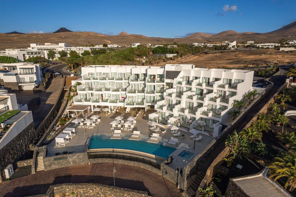 Royal Marina Suites Boutique Hotel — Hotel building in Puerto Calero, Canary Islands