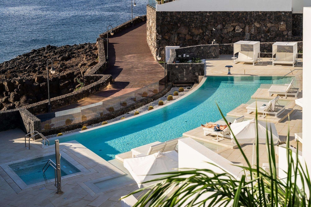 Royal Marina Suites Boutique Hotel — Swimming pool in Puerto Calero, Canary Islands
