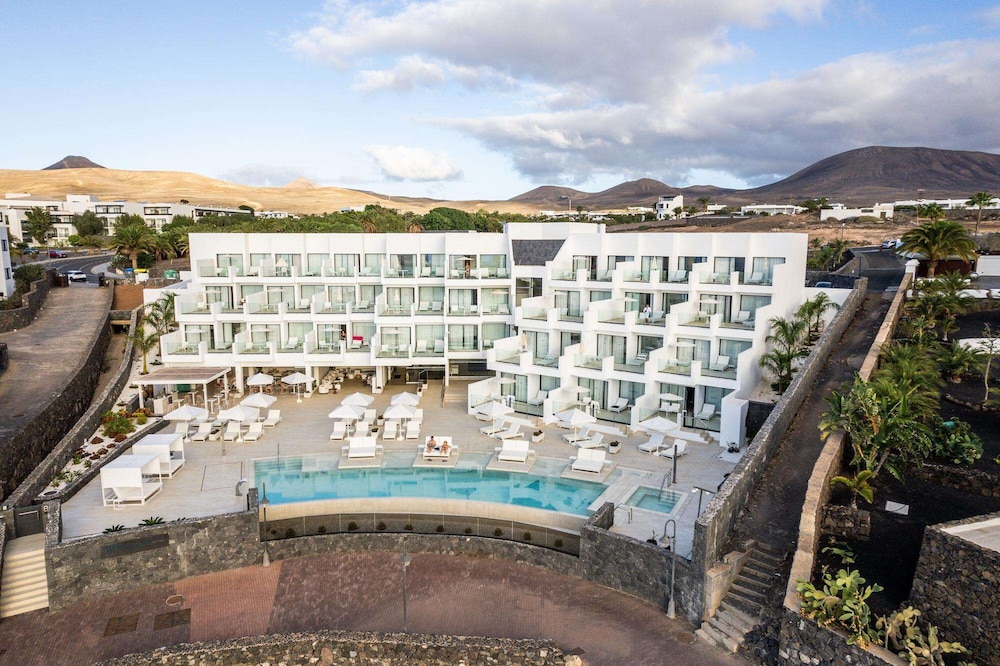 Royal Marina Suites Boutique Hotel — Hotel building in Puerto Calero, Canary Islands