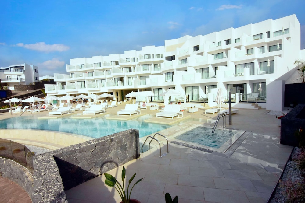 Royal Marina Suites Boutique Hotel — Swimming pool in Puerto Calero, Canary Islands