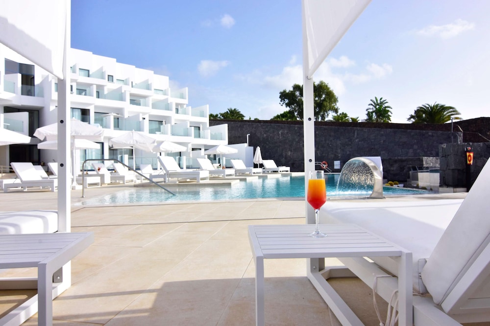 Royal Marina Suites Boutique Hotel — Swimming pool in Puerto Calero, Canary Islands