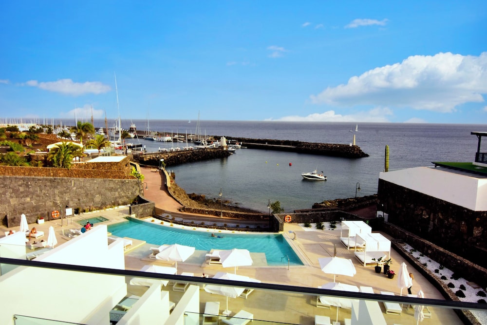 Royal Marina Suites Boutique Hotel — Swimming pool in Puerto Calero, Canary Islands
