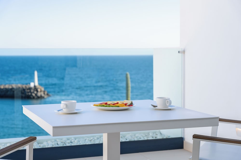 Royal Marina Suites Boutique Hotel — Restaurant & bars in Puerto Calero, Canary Islands