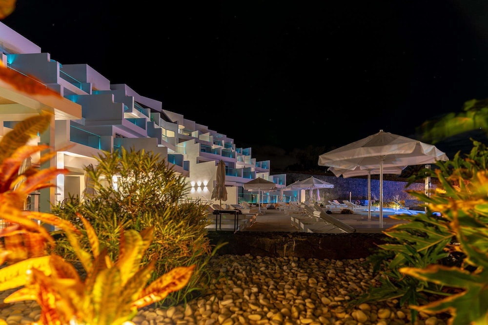 Royal Marina Suites Boutique Hotel — Hotel building in Puerto Calero, Canary Islands