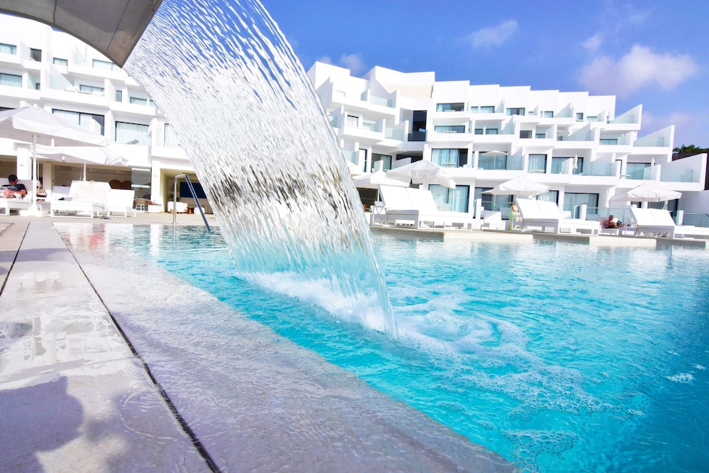 Royal Marina Suites Boutique Hotel — Swimming pool in Puerto Calero, Canary Islands
