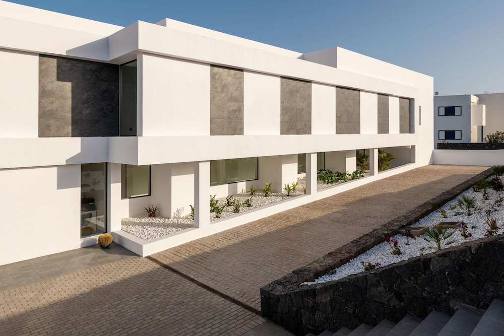 Royal Marina Suites Boutique Hotel — Hotel building in Puerto Calero, Canary Islands