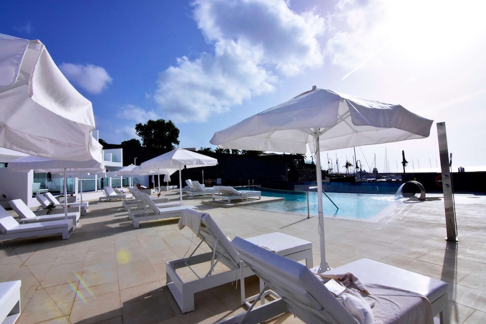 Royal Marina Suites Boutique Hotel — Swimming pool in Puerto Calero, Canary Islands