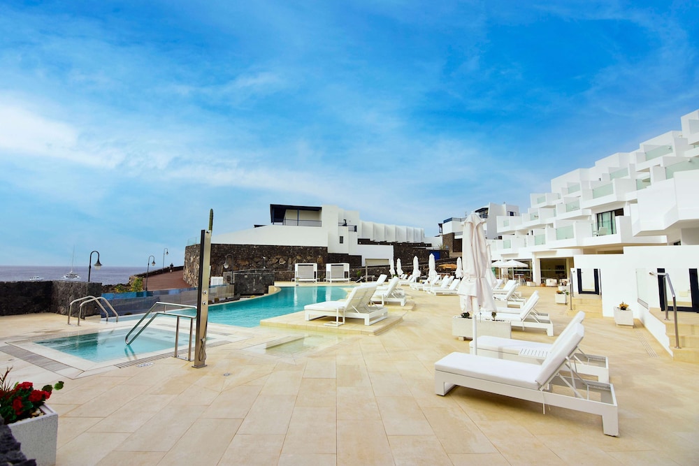 Royal Marina Suites Boutique Hotel — Swimming pool in Puerto Calero, Canary Islands