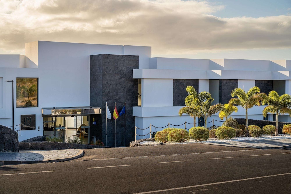 Royal Marina Suites Boutique Hotel — Hotel building in Puerto Calero, Canary Islands