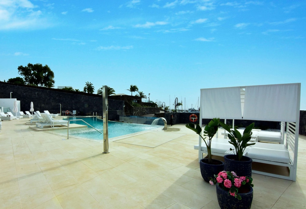 Royal Marina Suites Boutique Hotel — Swimming pool in Puerto Calero, Canary Islands